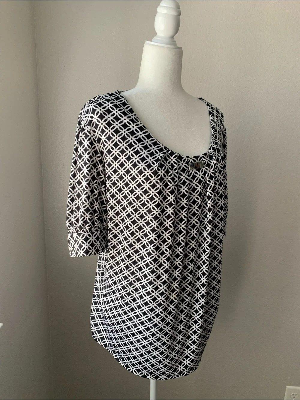 Scoop Neck Short Sleeve Geometric Print Top - Black/White - Picture 3 of 6